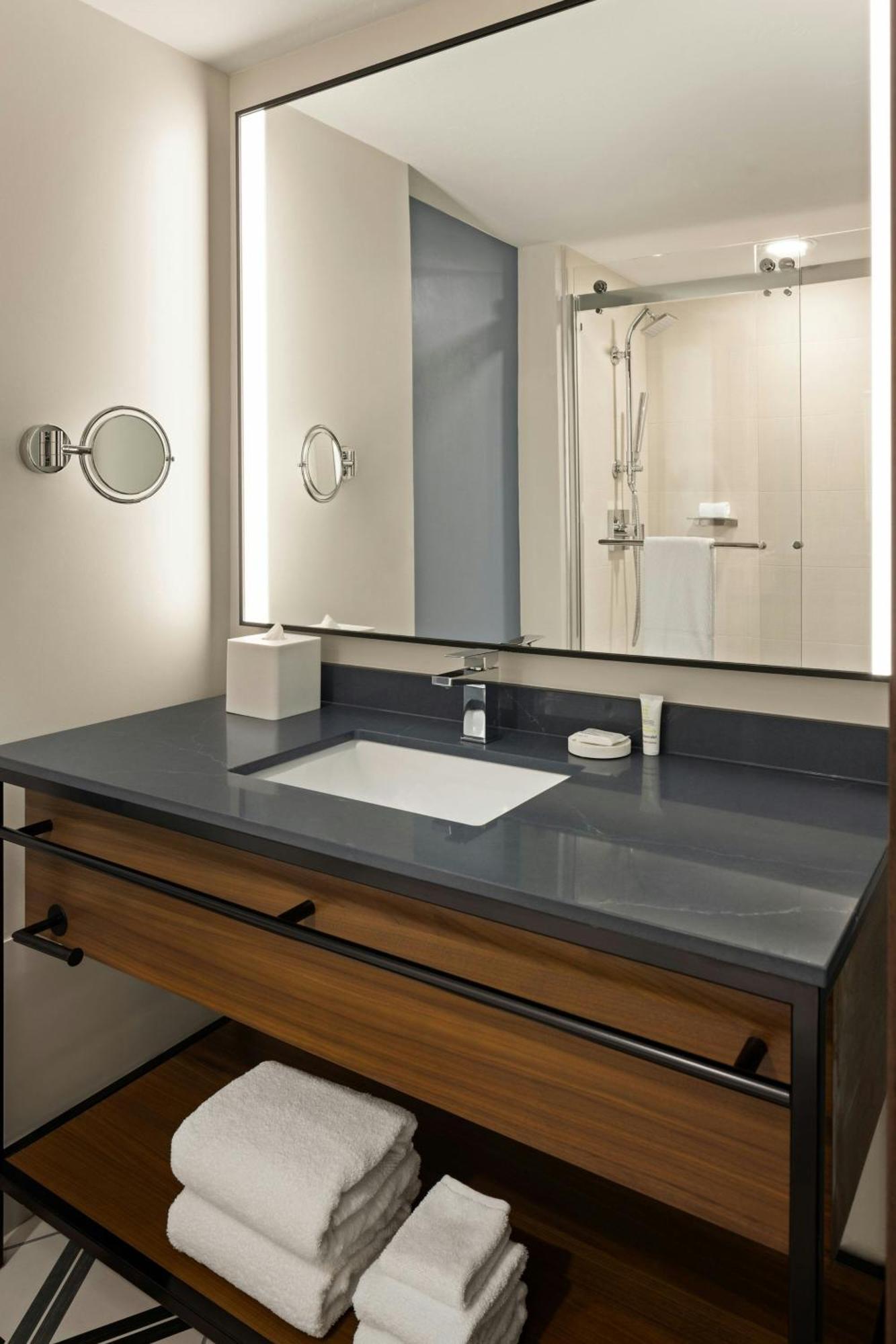 Oshkosh Marriott Waterfront Hotel & Convention Center Zewnętrze zdjęcie