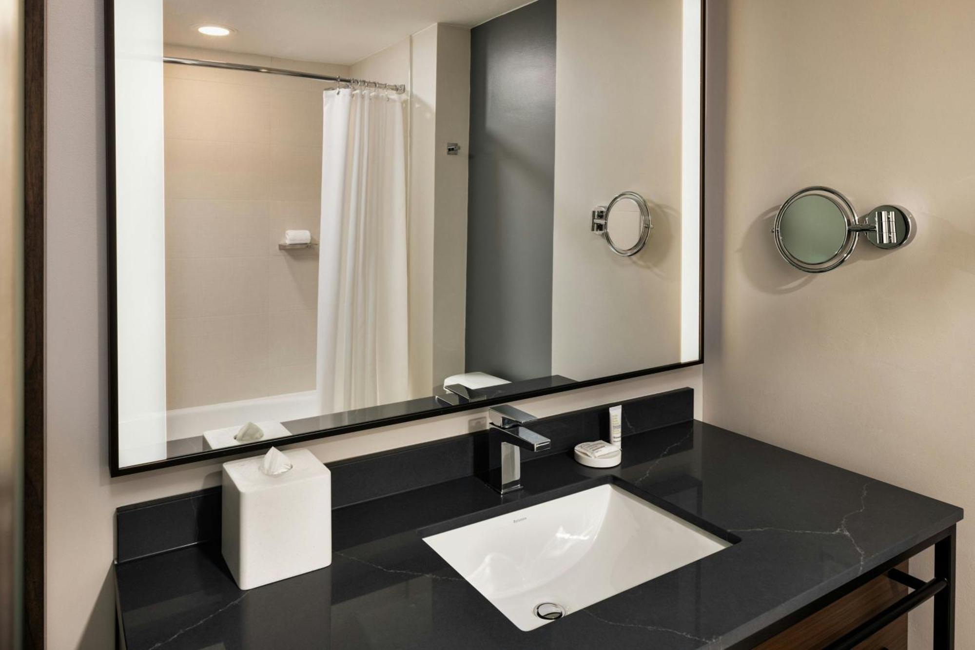 Oshkosh Marriott Waterfront Hotel & Convention Center Zewnętrze zdjęcie