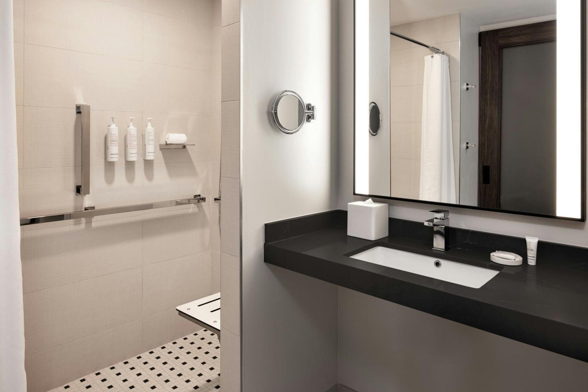 Oshkosh Marriott Waterfront Hotel & Convention Center Zewnętrze zdjęcie