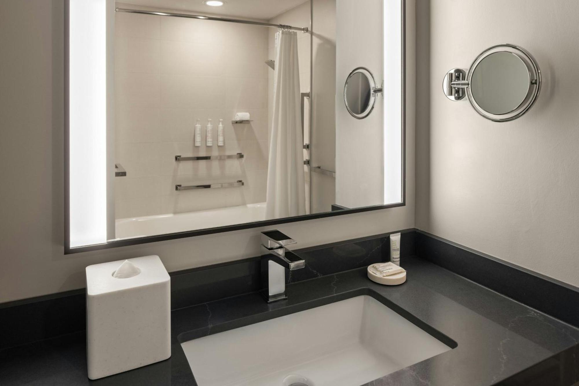 Oshkosh Marriott Waterfront Hotel & Convention Center Zewnętrze zdjęcie